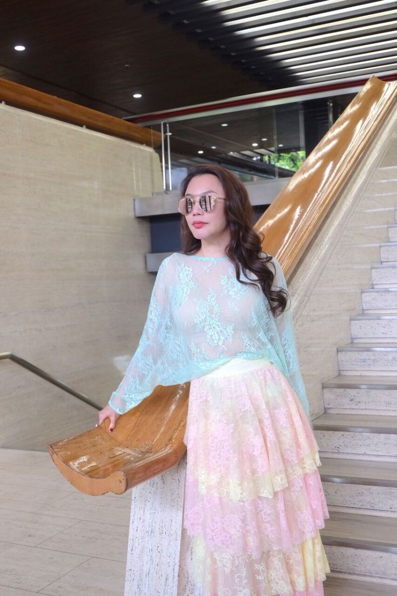 Hồ Quỳnh Hương ngắm hoàng cung Nhật cùng đại diện tờ báo lớn nhất Nhật Bản